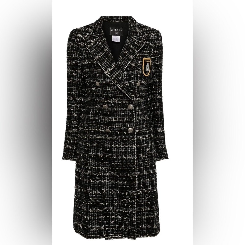CHANEL VINTAGE 2005 crest-appliqué tweed BLACK AND WHITE Double-Breasted  COAT